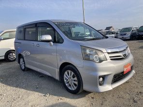 2011 Toyota Noah thumbnail