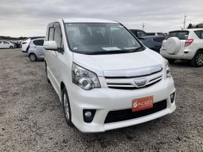 2011 Toyota Noah thumbnail