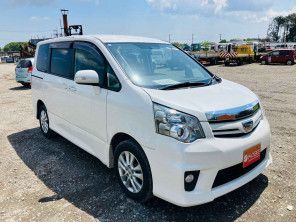 2011 Toyota Noah thumbnail