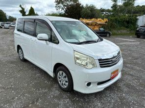 2013 Toyota Noah thumbnail