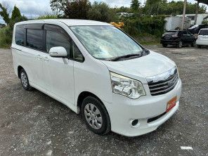 2013 Toyota Noah thumbnail